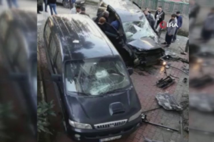 Ara&ccedil; binanın duvarına &ccedil;arptı, iki kişi ara&ccedil;ta sıkıştı