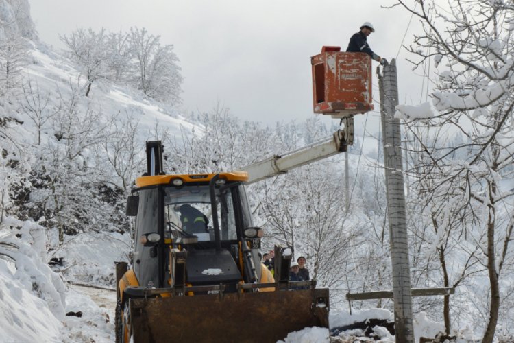 SEDAŞ ekiplerinden 1 bu&ccedil;uk metre karda drone ile arıza tespiti