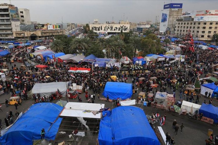 Irak'ta h&uuml;k&uuml;met karşıtı g&ouml;stericiler, başkentteki Tahrir Meydanı'na akın etti