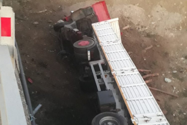 Tır k&ouml;pr&uuml;den u&ccedil;tu: 1 yaralı