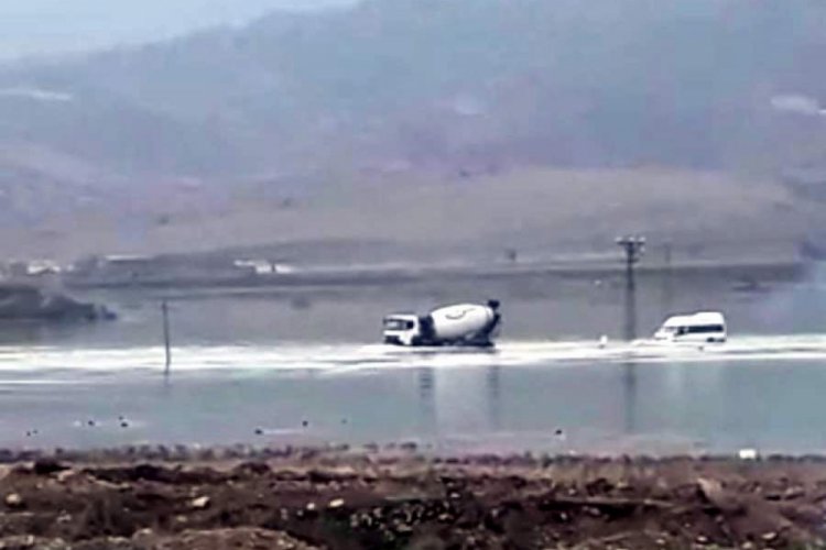 Su altında kalan k&ouml;pr&uuml;den ge&ccedil;meye &ccedil;alışan s&uuml;r&uuml;c&uuml;ler mahsur kaldı