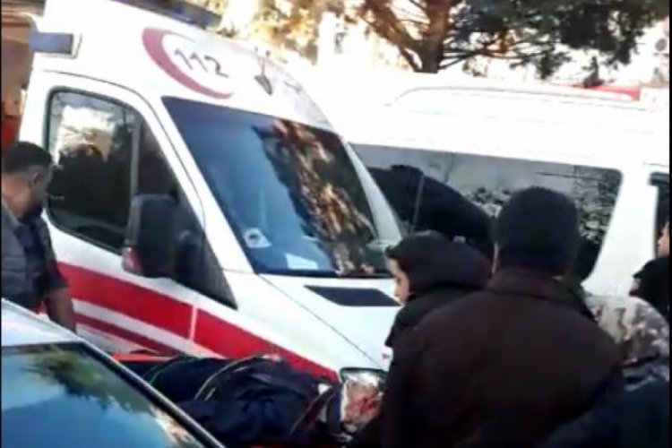 Yolun karşısına ge&ccedil;meye &ccedil;alışan kişiye otomobil &ccedil;arptı