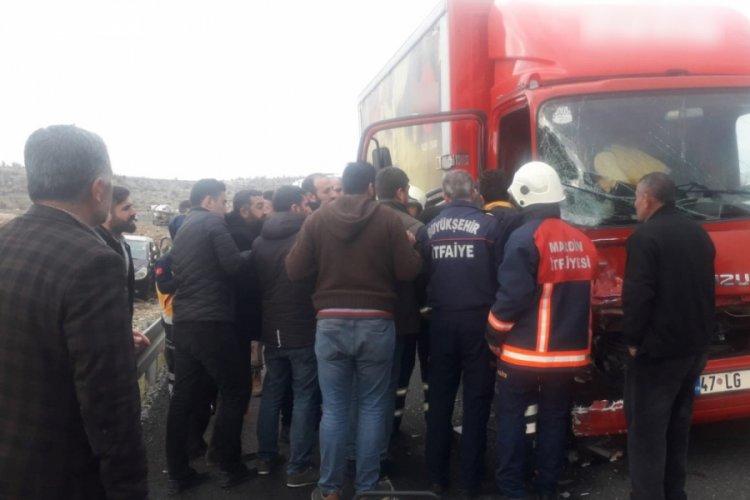 Kamyonet ve otomobil &ccedil;arpıştı