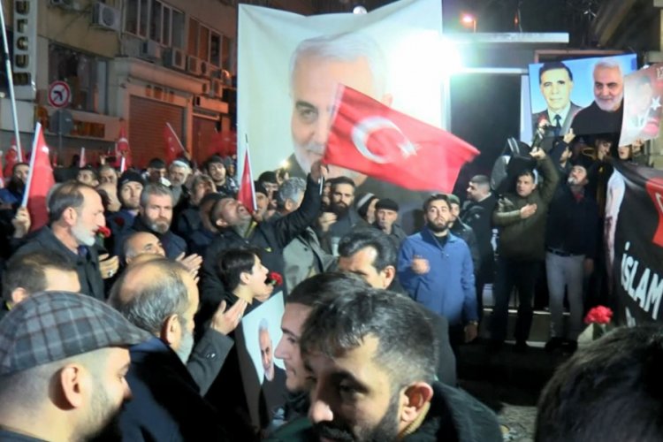 İran Başkonsolosluğu &ouml;n&uuml;nde Kasım S&uuml;leymani anması