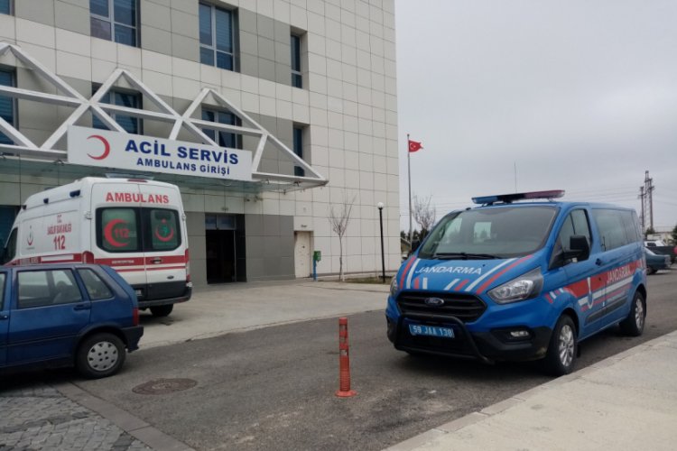 Kurtarmaya &ccedil;alıştığı kamyon ile trakt&ouml;r arasında kaldı