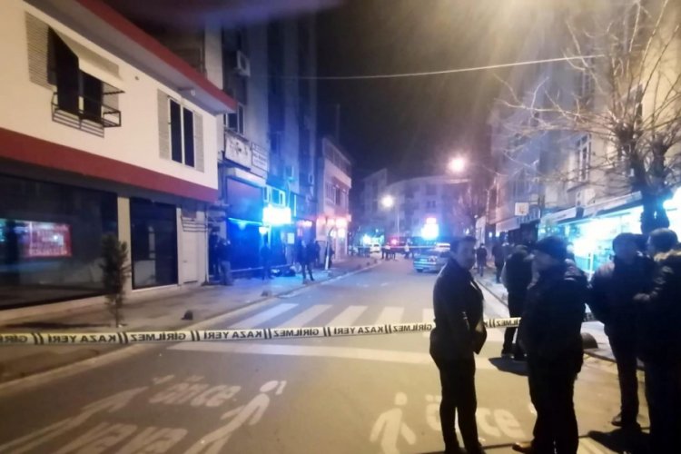 Silahlı kavgada 1'i polis 2 yaralı