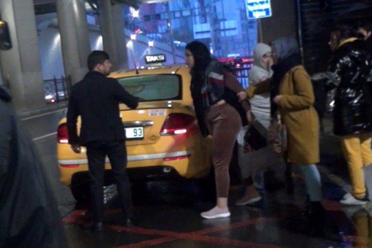 15 liralık &uuml;creti vermeyince... Şemsiye ve tekmeler havada u&ccedil;uştu