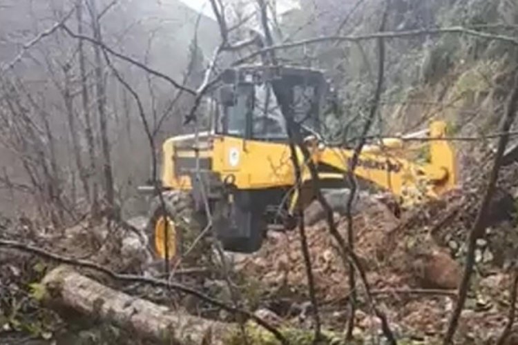 Rize'de heyelan yolu kapattı