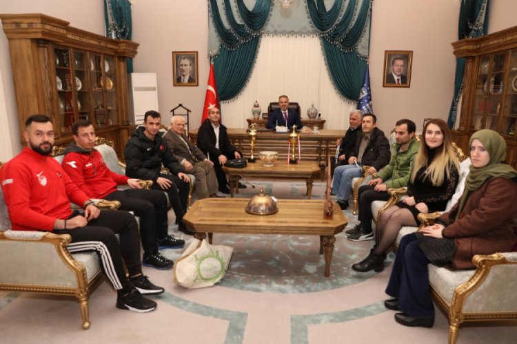 Şampiyonluk sevincini Bursa B&uuml;y&uuml;kşehir Belediye Başkanı Aktaş'la paylaştılar