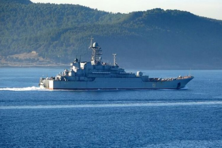Rus savaş gemisi Azov, &Ccedil;anakkale Boğazı'ndan ge&ccedil;ti