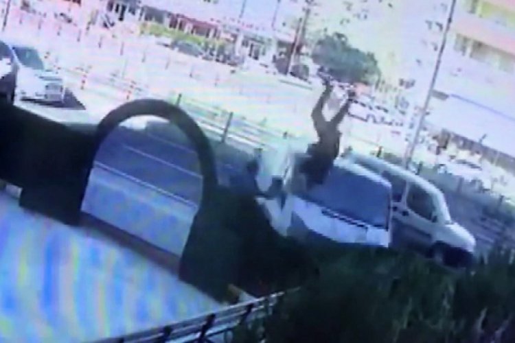 Minib&uuml;s kaldırımda y&uuml;r&uuml;yen 2 kişiye &ccedil;arptı