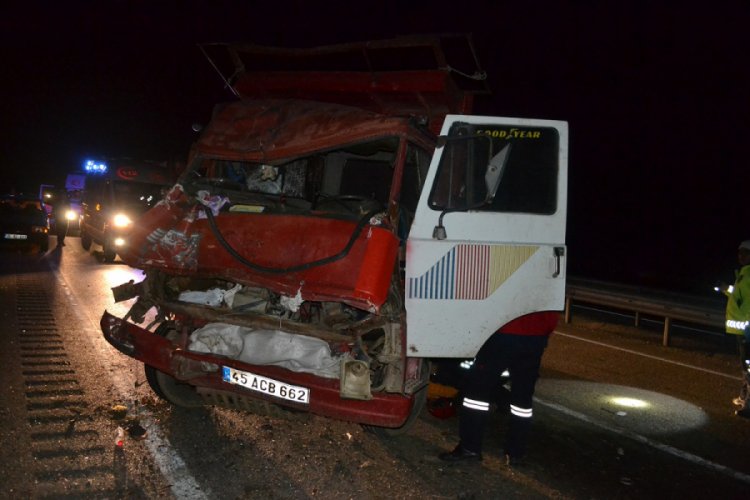 Kamyonet TIR'a &ccedil;arptı: 1 &ouml;l&uuml;, 2 yaralı