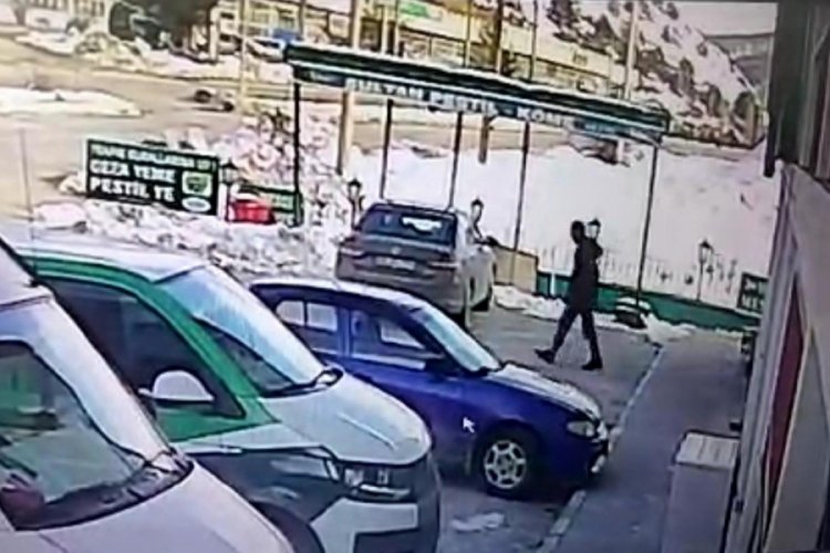 Elinde &ccedil;ocuğu i&ccedil;in aldığı doğum g&uuml;n&uuml; pastasıyla can verdi