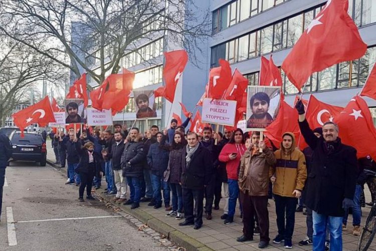 Almanya'da polisin bir T&uuml;rk vatandaşını &ouml;ld&uuml;rmesi protesto edildi