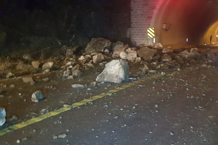 Dağdan kapan kaya par&ccedil;aları yolu kapattı