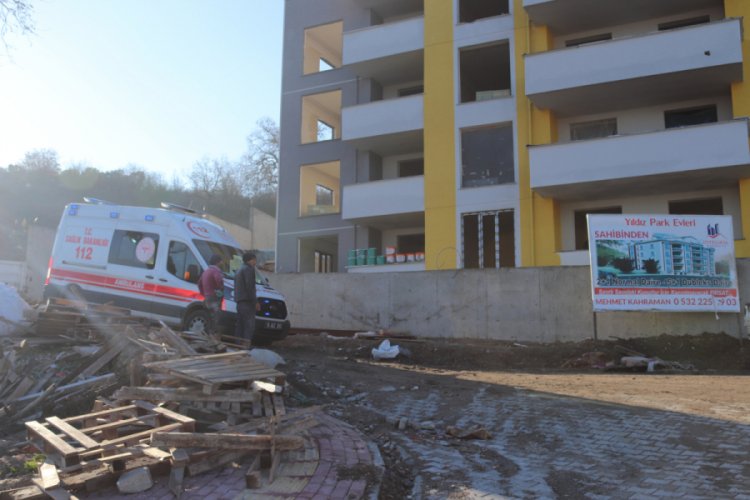 Bursa'da ilk iş gününde inşaattan düşerek yaralandı
