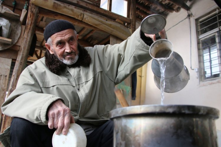 Tenceresi 10 yıldır kediler i&ccedil;in kaynıyor