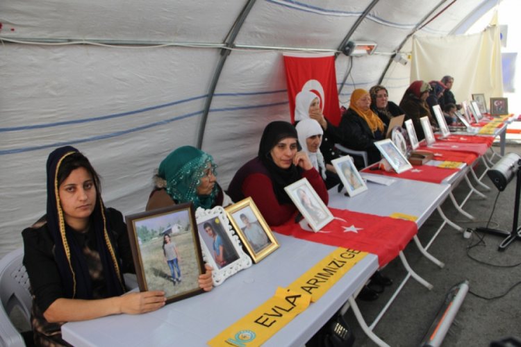 HDP &ouml;n&uuml;ndeki ailelerin evlat n&ouml;beti 132'nci g&uuml;n&uuml;nde
