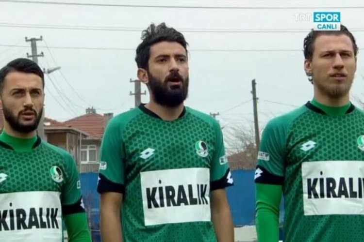 G&ouml;ğ&uuml;s&uuml;nde 'kiralık' yazan formayla sahaya &ccedil;ıktılar