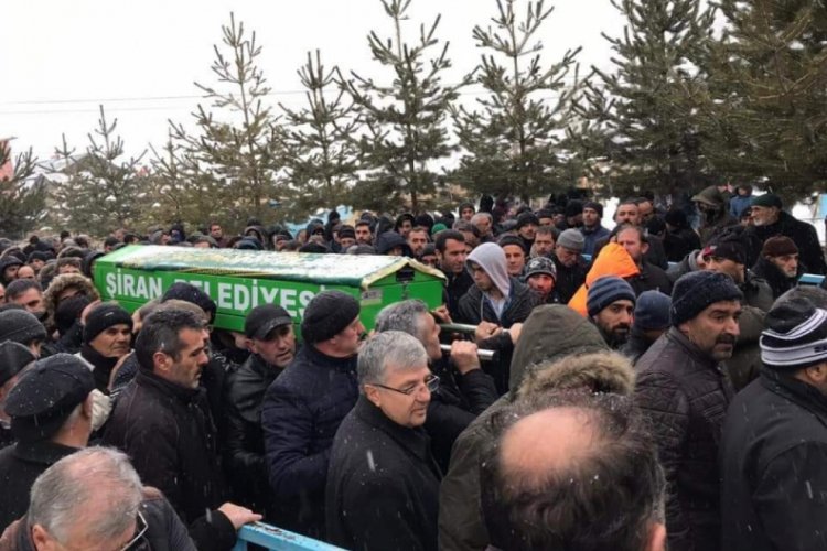 Elinde &ccedil;ocuğu i&ccedil;in aldığı doğum g&uuml;n&uuml; pastasıyla can veren baba son yolculuğuna uğurlandı