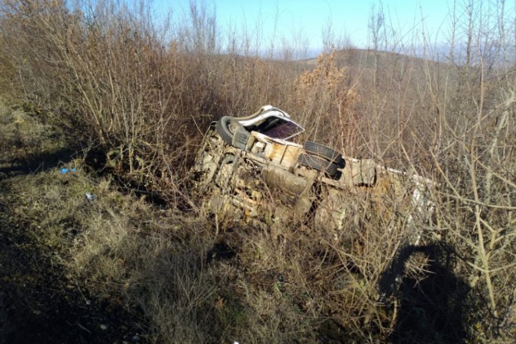 Kamyonet takla attı, tonlarca meyve yola sa&ccedil;ıldı