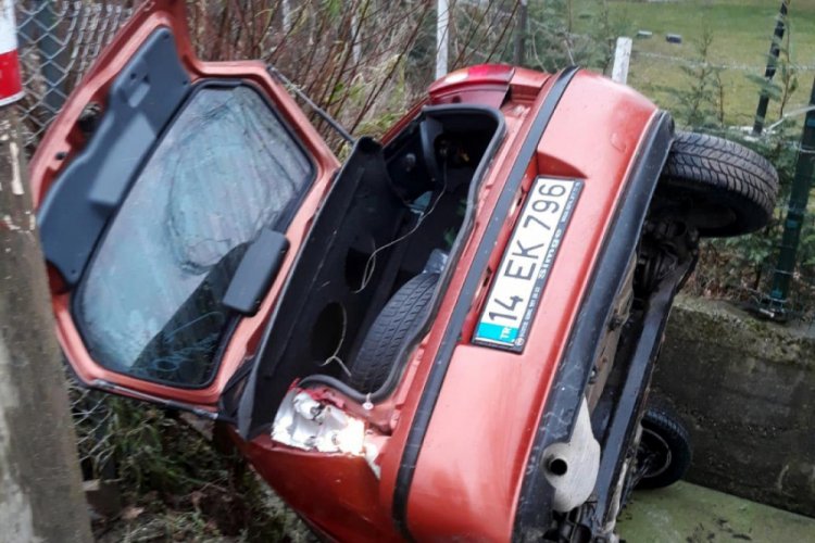 Sulama kanalına d&uuml;şen otomobilİN s&uuml;r&uuml;c&uuml;s&uuml; yaralandı