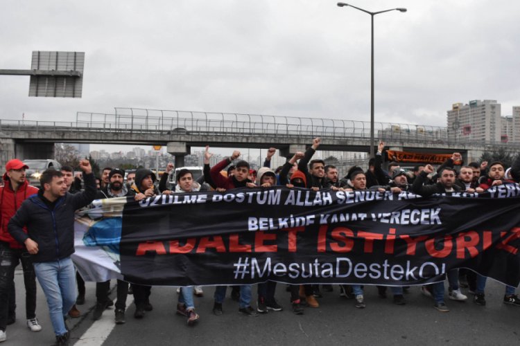 TEM Otoyolu'nda 100 kişilik grup trafiği kapatarak eylem yaptı