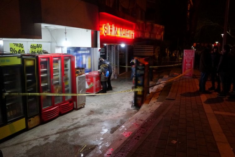 Bursa'da kasiyere silah &ccedil;eken soyguncu 3 bin TL'yi alıp, ka&ccedil;tı