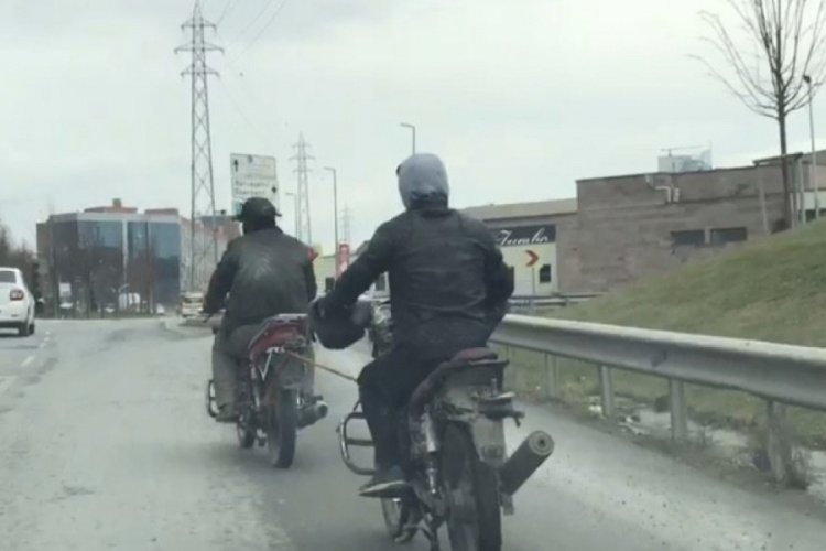 Yakıtı biten motosikletle tehlikeli yolculuk yaptılar