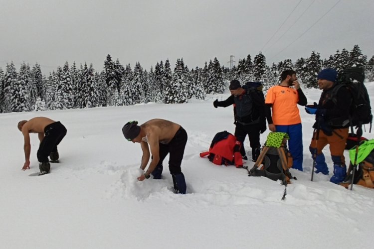 Bursalı dağcılar şimdi de kar üstünde güreş tuttu