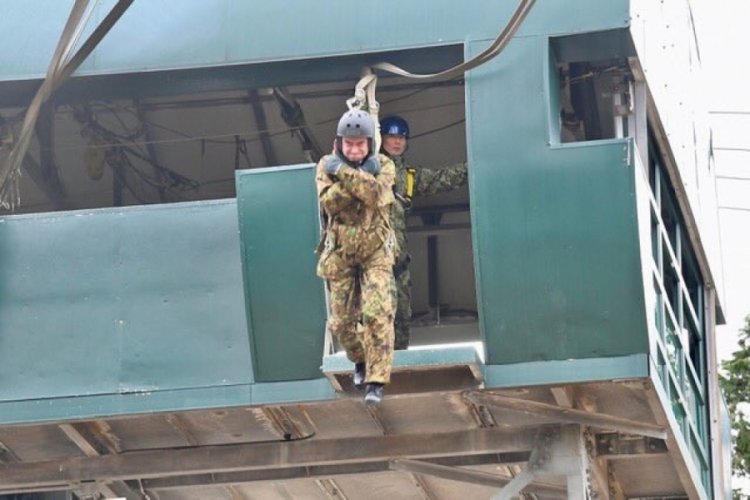 Japon Savunma Bakanı, metrelerce y&uuml;kseklikten atladı