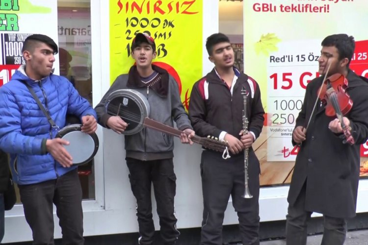 Vatandaşları eğlendirerek para kazanıyorlar