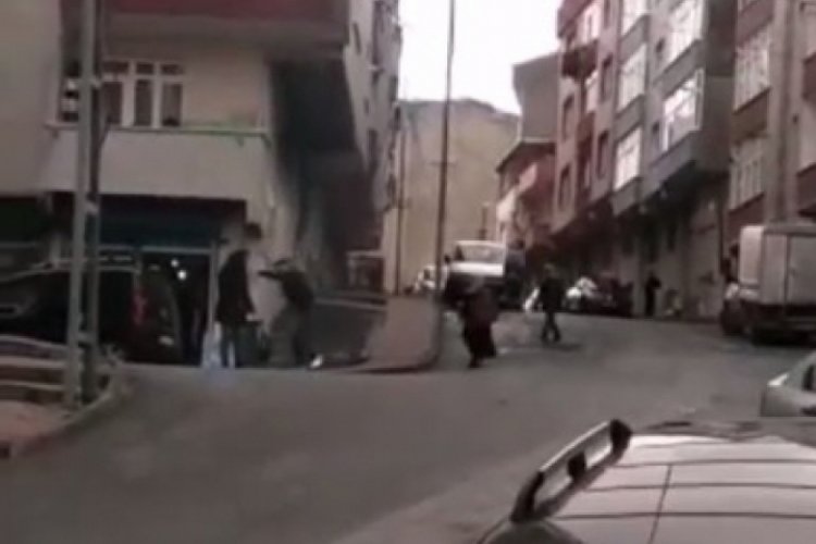 Sokak ortasında kadını sopayla d&ouml;vd&uuml;!