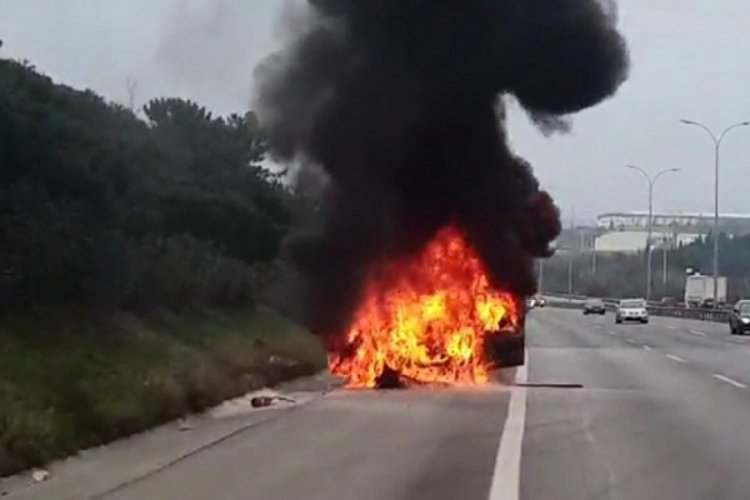 Seyir halindeki otomobil, alev alev yandı