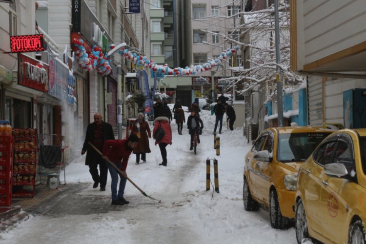 Kar yağışı hayatı fel&ccedil; etti