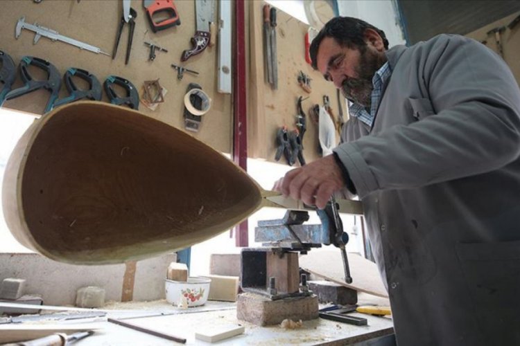 &Ccedil;ocuklarının eğitimi i&ccedil;in geldiği kentin saz ustası oldu