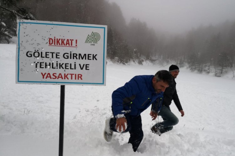 Bursa'da buz tutan g&ouml;letin &uuml;zerinde kar topu oynadılar
