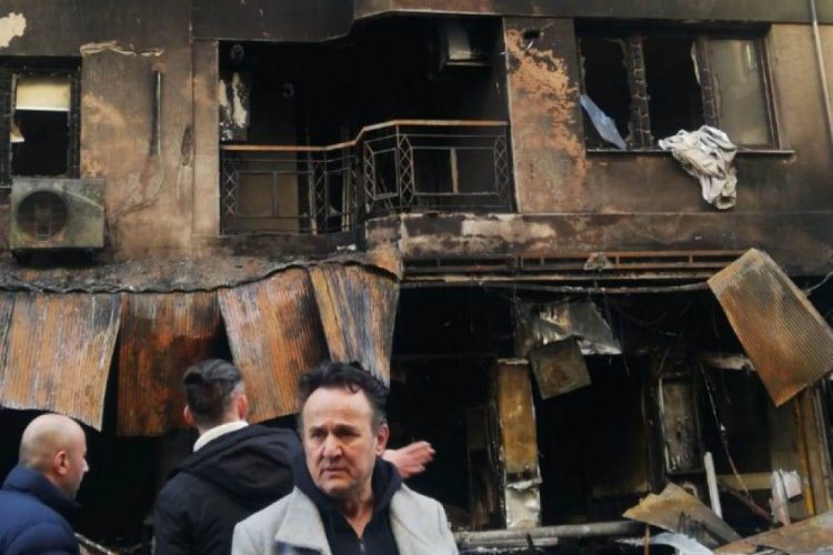 Dehşete d&uuml;ş&uuml;ren yangında 5 kişi dumandan etkilendi