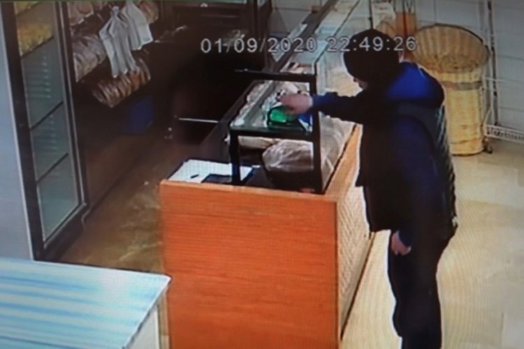 Bursa'da 2 g&uuml;n bedava ekmek istedi, 3. g&uuml;n sadaka kutusunu b&ouml;yle &ccedil;aldı