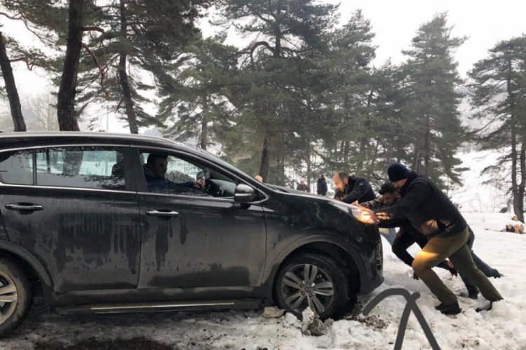 Bursa'da karda mahsur kalan aracın imdadına Belediye Başkanı yetişti