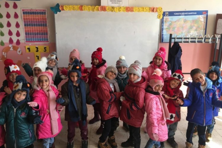 K&ouml;y okulu &ouml;ğrencilerine kışlık giysi yardımı yapıldı
