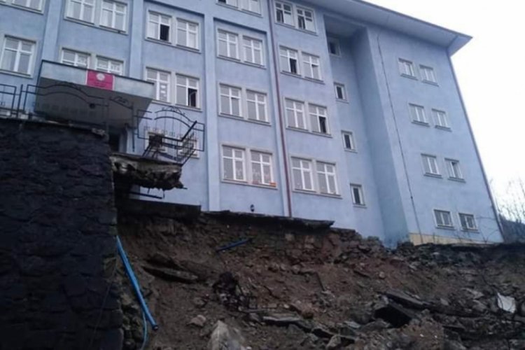 Tahliye edilen riskli okulun istinat duvarı &ccedil;&ouml;kt&uuml;