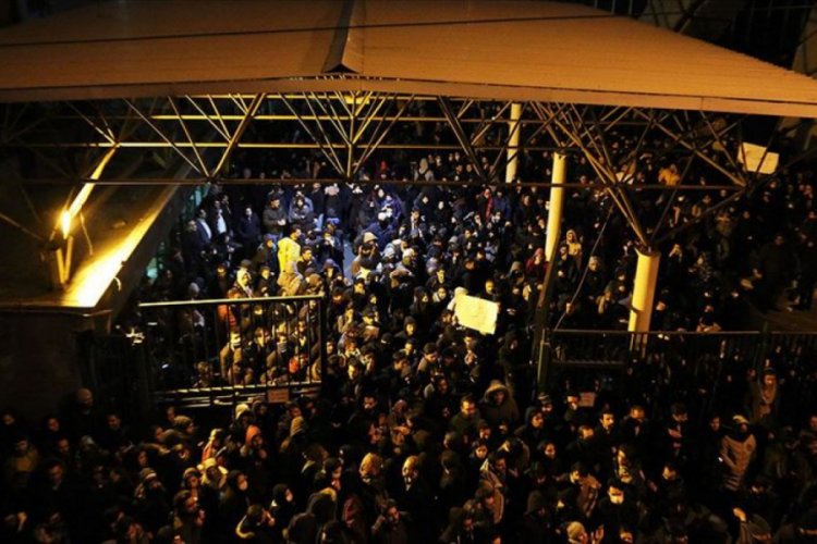 İranlı siyaset&ccedil;iden 'Halk ile devlet arasındaki mesafe &ccedil;ok a&ccedil;ıldı' yorumu