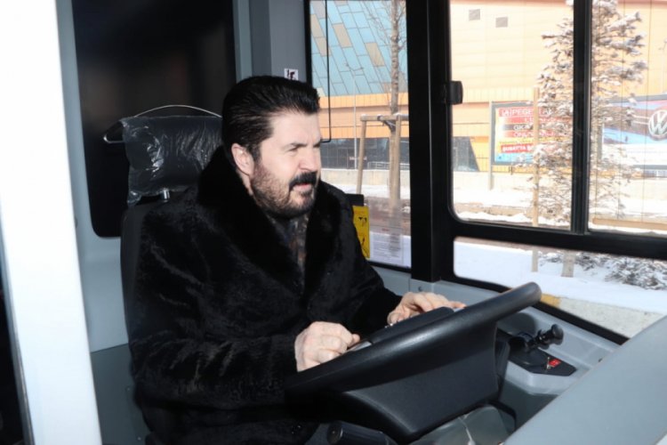 Başkan Sayan, direksiyon başına ge&ccedil;erek otob&uuml;s tanıttı
