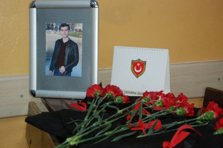 &Ouml;ld&uuml;r&uuml;len &ouml;ğrencinin sırası karanfillerle donatıldı