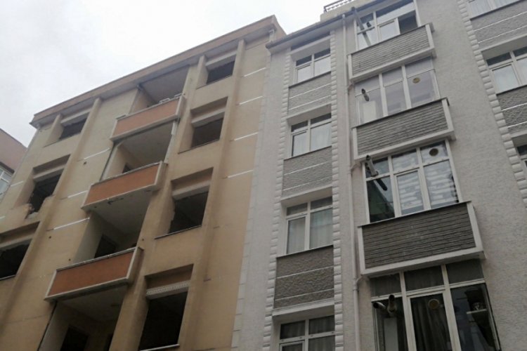 Yıkım yapılan bina etrafta panik yarattı