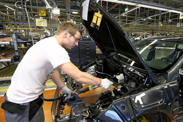 Almanya'da otomotiv sektöründeki sıkıntı büyümeyi düşürecek
