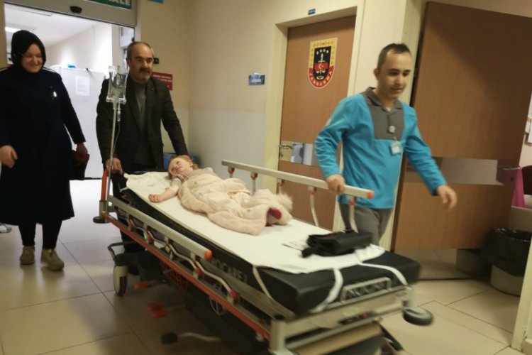Bursa İneg&ouml;l'de s&uuml;t zannettiği deterjanı i&ccedil;en 4 yaşındaki Yağmur hastanelik oldu