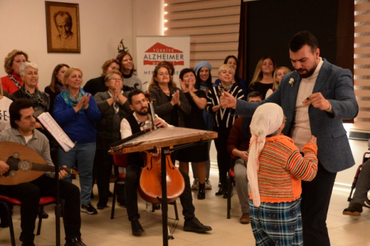 Alzheimer hastalarına konserli moral