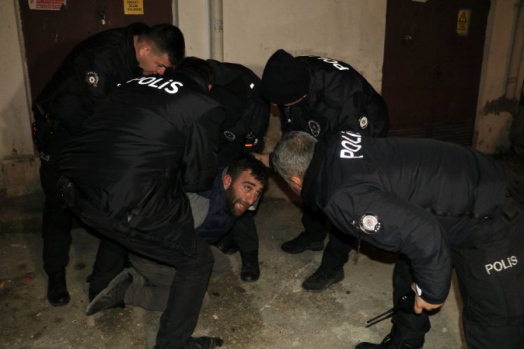 Bankaya giren hırsız polisten ka&ccedil;amadı